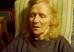 MILF بلوند Busty در تمام موقعیت های رختخواب سوپر خواهر و برادر لخته می شود